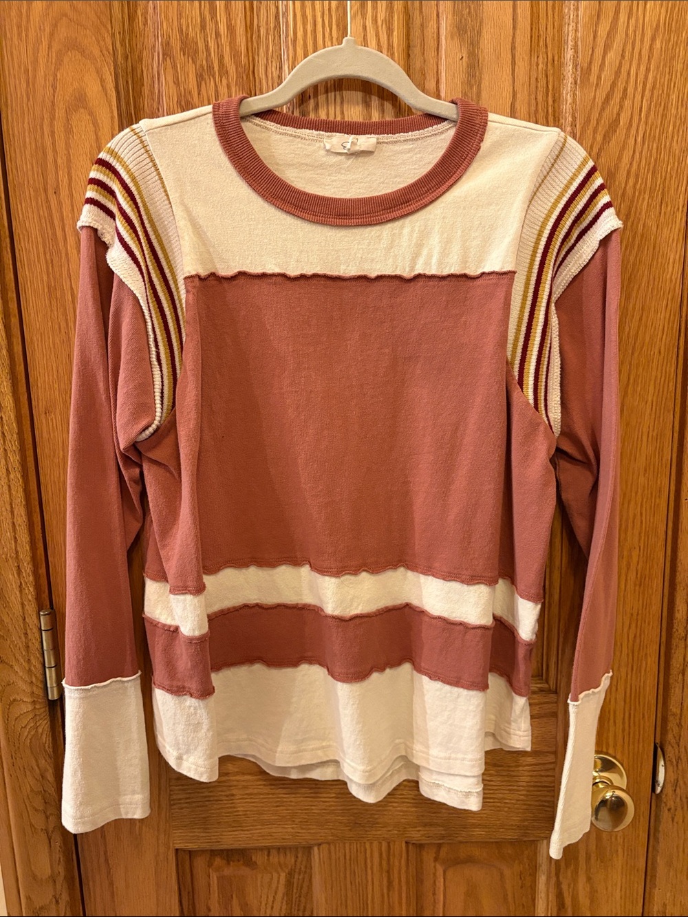 Easel Ribbed Crewneck Tee in Rust/Dark Mauve and Cream
